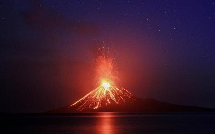Entra en erupción el volcán Anak Krakatau, que en 2018 causó 439 muertos