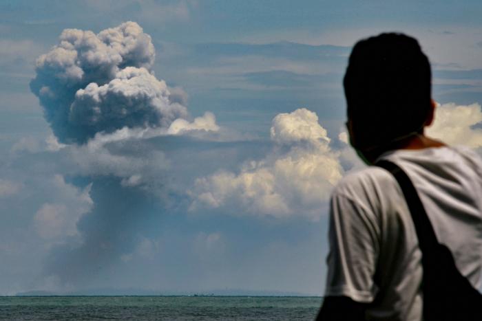 Entra en erupción el volcán Anak Krakatau, que en 2018 causó 439 muertos