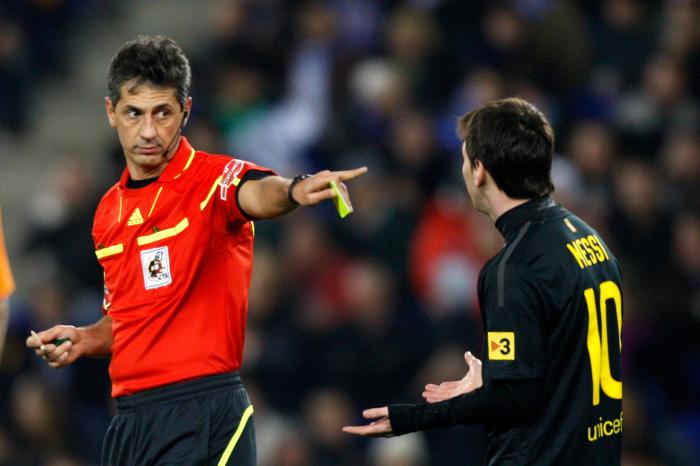 Sorpresa generalizada por lo que ha hecho el árbitro del Cádiz-Real Madrid antes del partido