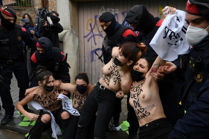 "¡Voto a Garriga, voto fascista!": Femen protesta contra Vox en el colegio de su candidato