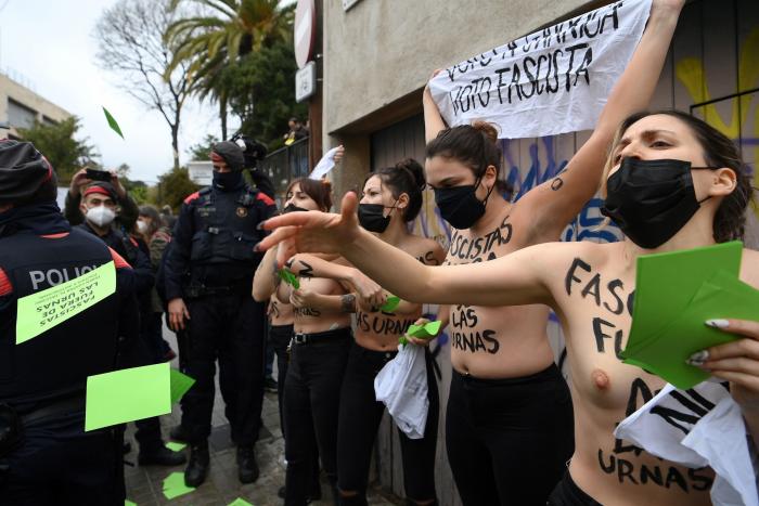 "¡Voto a Garriga, voto fascista!": Femen protesta contra Vox en el colegio de su candidato