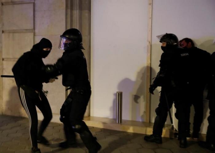 Un hombre impide que un grupo de manifestantes vuelva a atacar el Palau de la Música