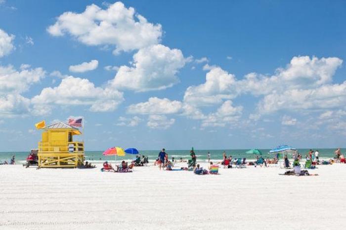 Una cadena humana salva de morir ahogada a una familia en una playa de Florida