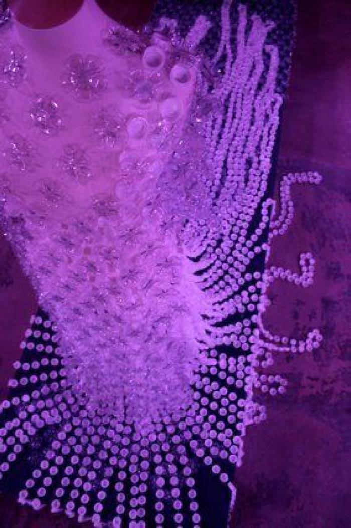 Vestidos de novia DIY: diseños hechos con guantes, vasos y botellas de plásticos