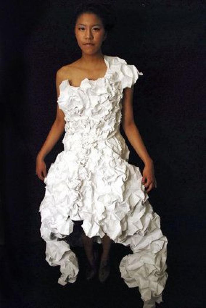 Vestidos de novia DIY: diseños hechos con guantes, vasos y botellas de plásticos