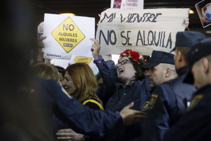 Protesta feminista en Madrid contra la feria de gestación subrogada