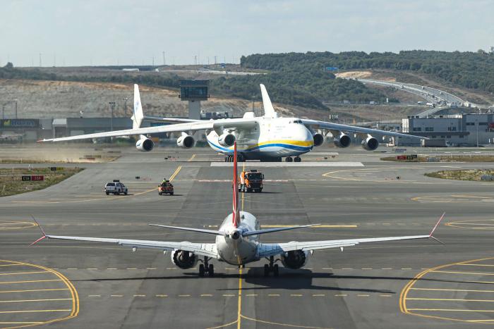 Un avión de Ryanair paraliza el aeropuerto de Tenerife Sur durante horas tras problemas en el despegue