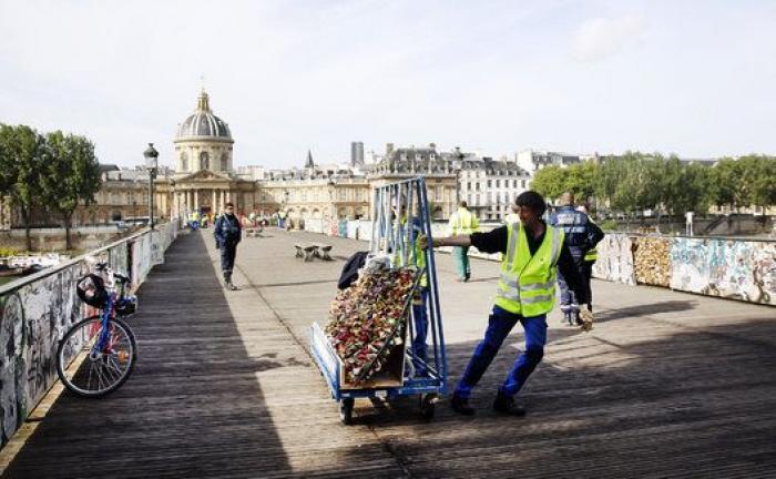 París ya no es tan 'ciudad del amor': las fotos de la retirada de los candados del Puente de la Artes