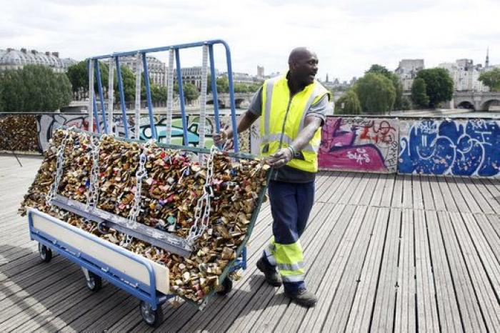 París ya no es tan 'ciudad del amor': las fotos de la retirada de los candados del Puente de la Artes