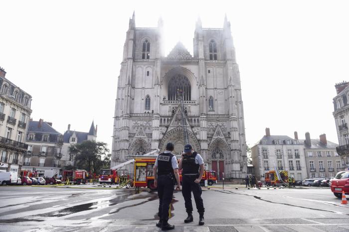 Un incendio calcina gran parte de la histórica catedral de Nantes (Francia)