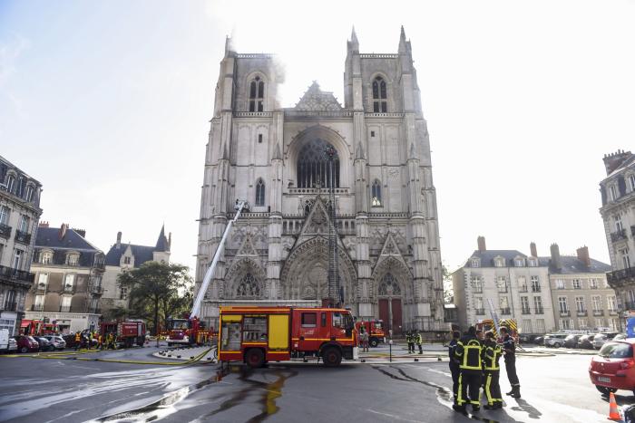 Un incendio calcina gran parte de la histórica catedral de Nantes (Francia)