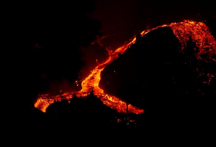 La lava avanza despacio en La Palma sobre nuevas viviendas y zonas agrícolas