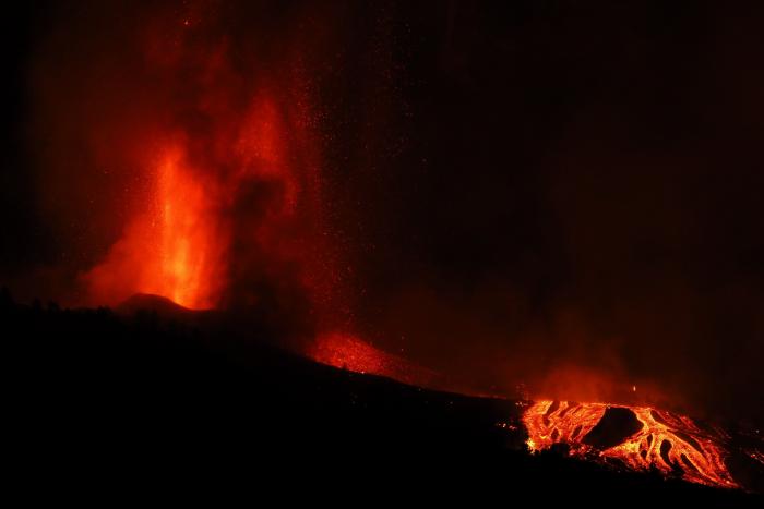 La lava avanza despacio en La Palma sobre nuevas viviendas y zonas agrícolas