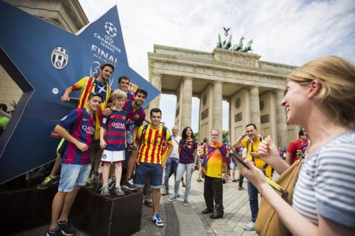 Las aficiones de Barça y Juve toman Berlín en un ambiente de hermandad