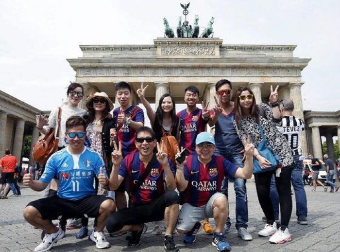 Las aficiones de Barça y Juve toman Berlín en un ambiente de hermandad