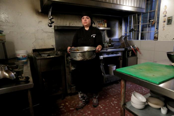 Las mujeres siguen siendo las que cocinan, limpian y compran, según el CIS