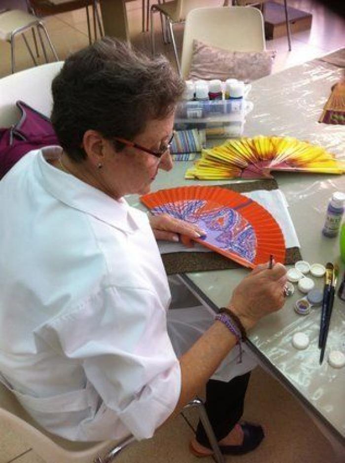 Josefa, 75 años y alumna de la universidad popular: "Me mantiene ocupada y con la cabeza activa"
