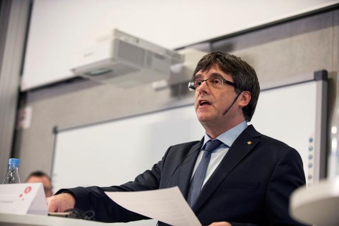 Puigdemont afirma que está trabajando para regresar al Parlamento catalán