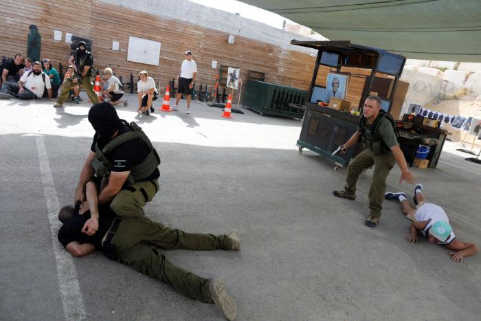 Una empresa israelí recrea campos de entrenamiento para turistas en la Cisjordania ocupada