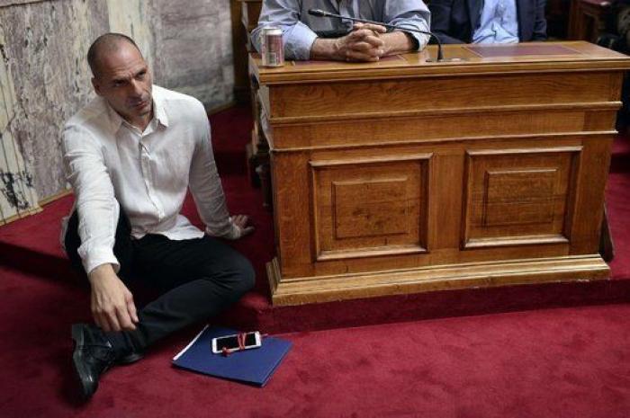 Una imagen vale más que 1.000 palabras: Varufakis escuchando a Tsipras (FOTOS)