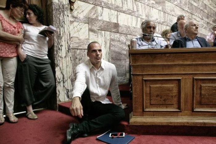 Una imagen vale más que 1.000 palabras: Varufakis escuchando a Tsipras (FOTOS)