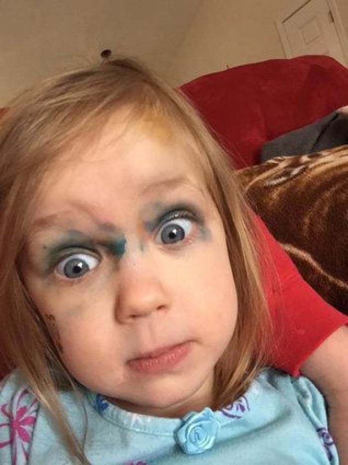 Esto es lo que pasa cuando los niños descubren el maquillaje