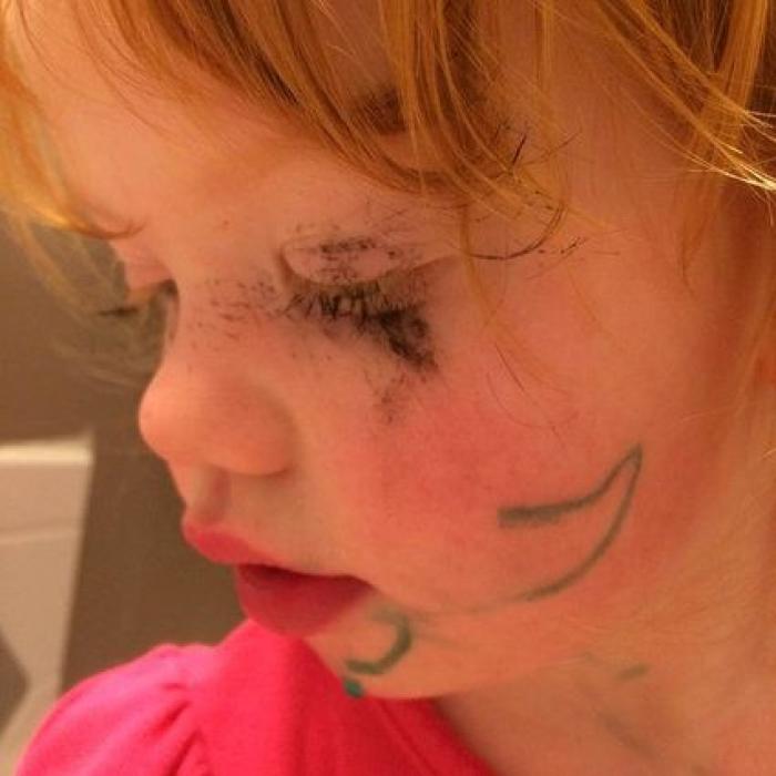 Esto es lo que pasa cuando los niños descubren el maquillaje