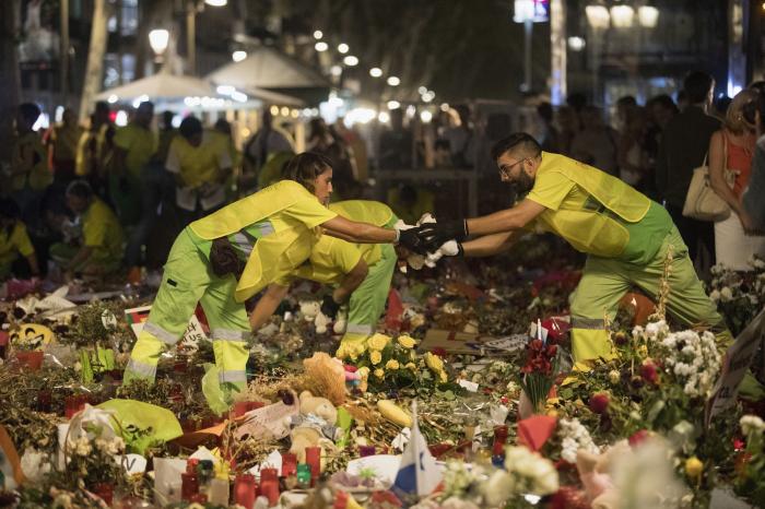 Emoción en la retirada de las ofrendas de La Rambla de Barcelona tras el atentado yihadista