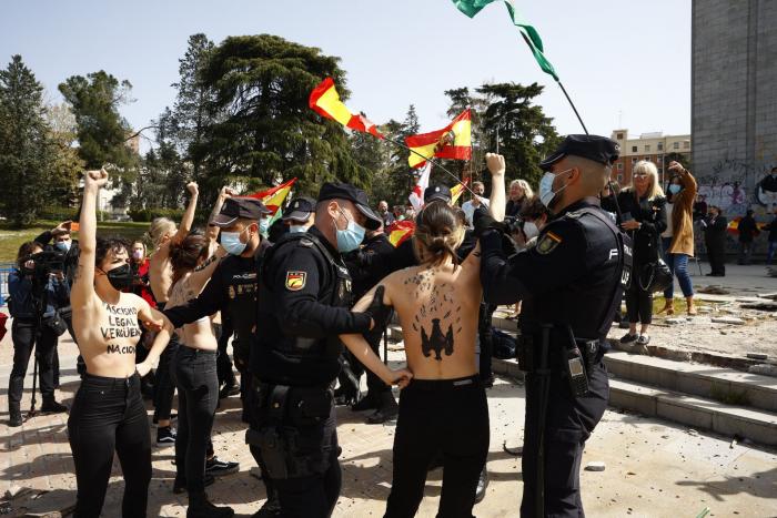 La Policía impide que activistas de FEMEN boicoteen un acto franquista en Madrid