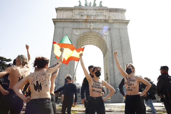 Activistas de FEMEN se manifiestan en el colegio electoral de Rocío Monasterio