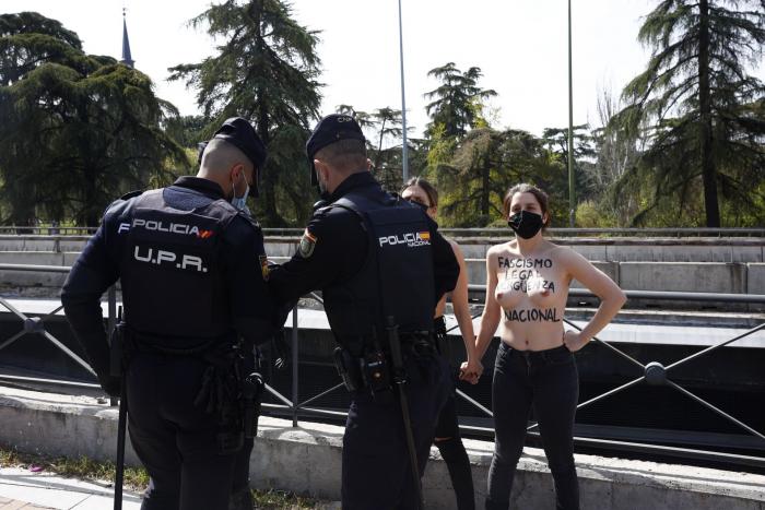 Activistas de FEMEN se manifiestan en el colegio electoral de Rocío Monasterio