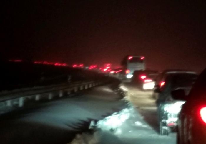 El Ejército libera a miles de personas en la AP-6 tras varias horas atrapadas en sus coches por la nieve