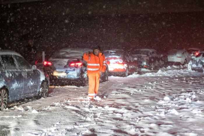 El monumental cabreo de un Guardia Civil con los atrapados en la nieve que se ha vuelto viral
