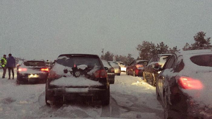 El Ejército libera a miles de personas en la AP-6 tras varias horas atrapadas en sus coches por la nieve