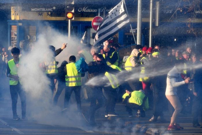 La protesta de los "chalecos amarillos" fuerza a Macron a retrasar seis meses la subida del impuesto de los carburantes