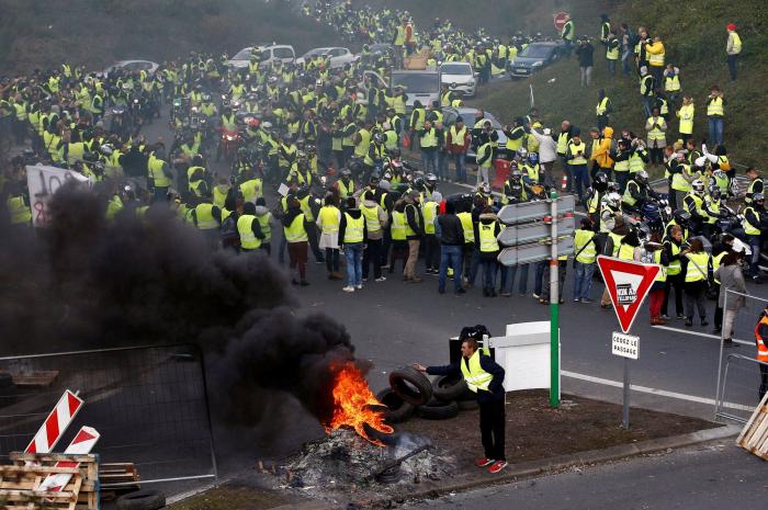La protesta de los "chalecos amarillos" fuerza a Macron a retrasar seis meses la subida del impuesto de los carburantes