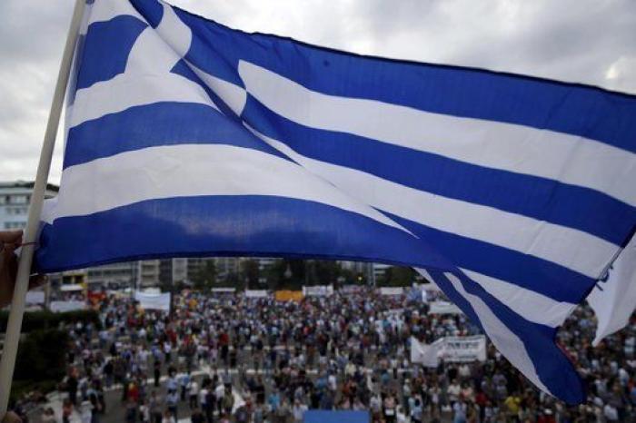 Miles de griegos apoyan al Gobierno y protestan contra la austeridad