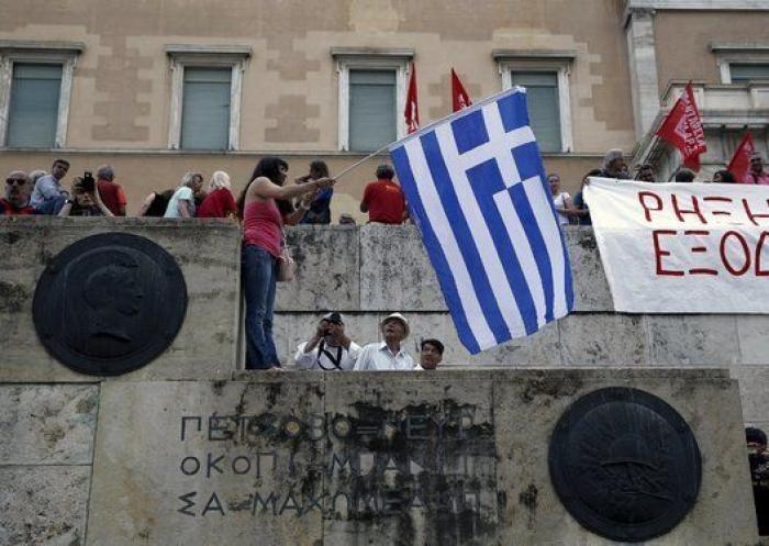 Miles de griegos apoyan al Gobierno y protestan contra la austeridad
