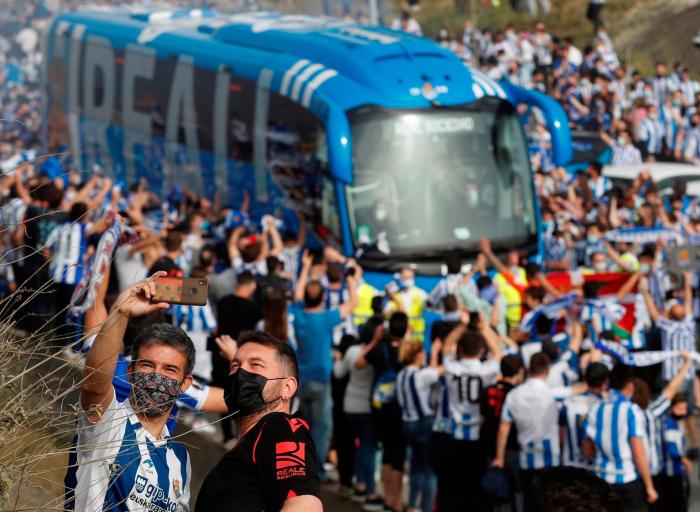 Miles de hinchas de la Real desoyen las medidas anticovid en la salida del equipo hacia Sevilla