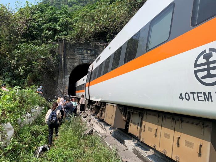 Al menos 48 muertos en un accidente de tren en Taiwán