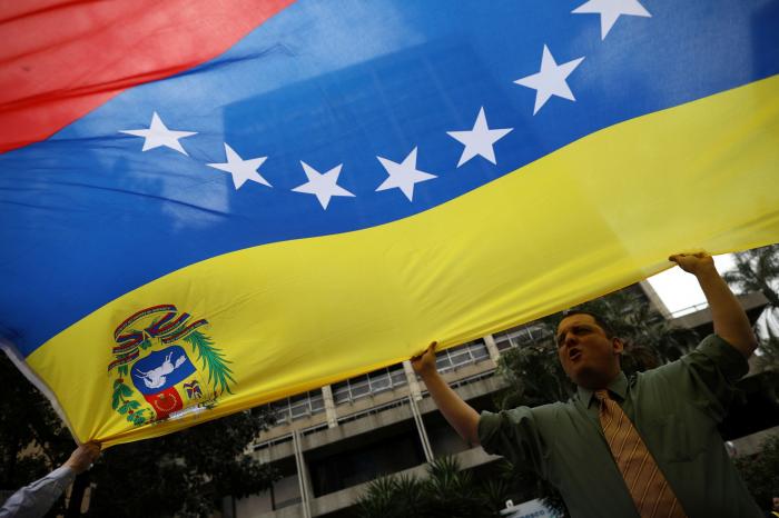 Trump contempla como "una opción" la intervención militar en Venezuela