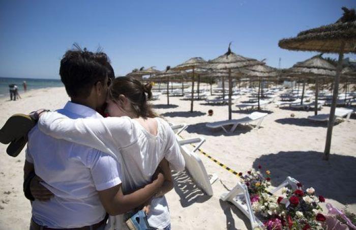 Cerca de 2.500 turistas abandonan a la carrera Túnez tras el atentado (FOTOS)