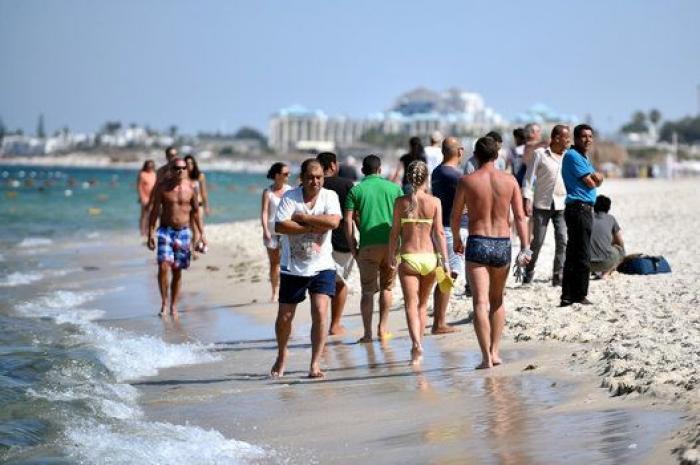 Cerca de 2.500 turistas abandonan a la carrera Túnez tras el atentado (FOTOS)