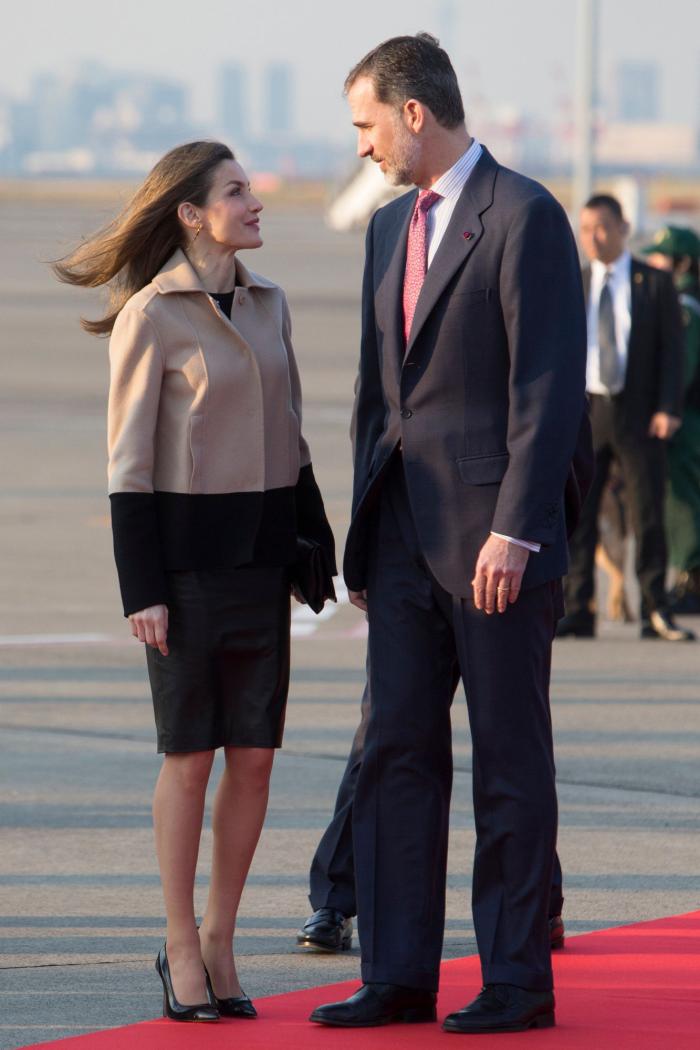 La reina Letizia recicla una falda de hace 13 años