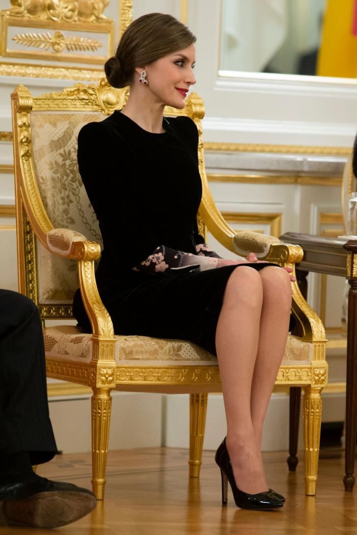 La reina Letizia arriesga con un peinado de rizos y trenzas