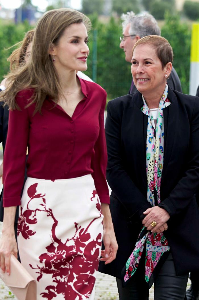 La reina Letizia recicla una falda de hace 13 años