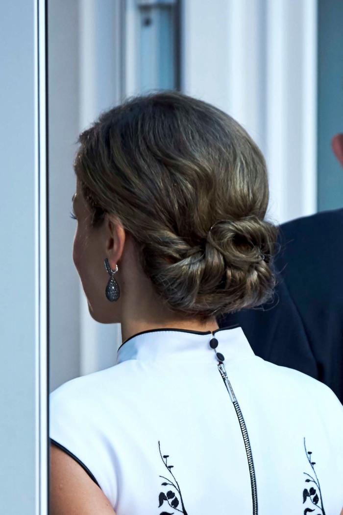 La reina Letizia arriesga con un peinado de rizos y trenzas