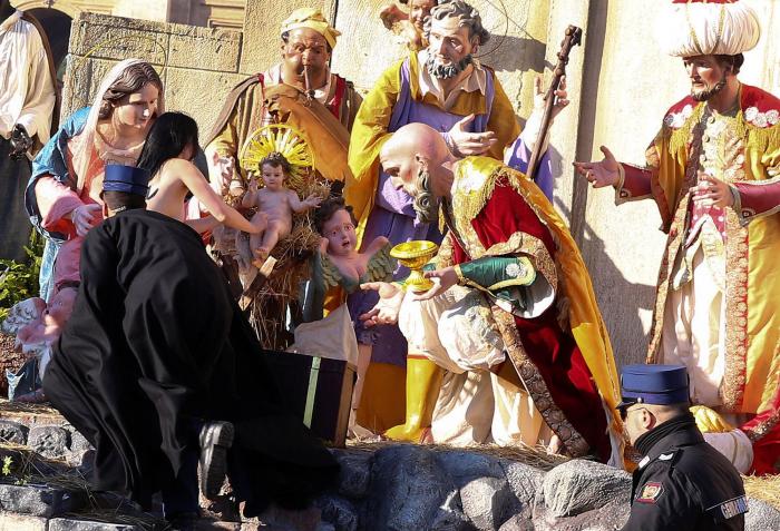 Una activista de Femen intenta llevarse al Niño Jesús del belén del Vaticano al grito de "Dios es mujer"