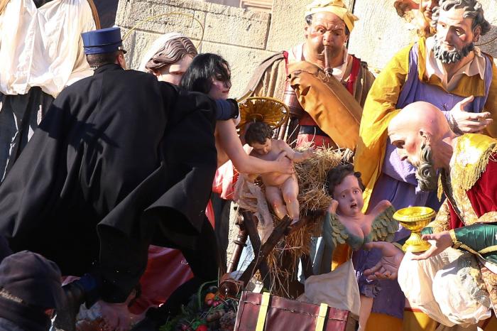 Una activista de Femen intenta llevarse al Niño Jesús del belén del Vaticano al grito de "Dios es mujer"