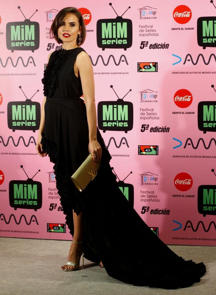 Natalia Verbeke arriesga y aparece con el pelo corto en los premios MIM